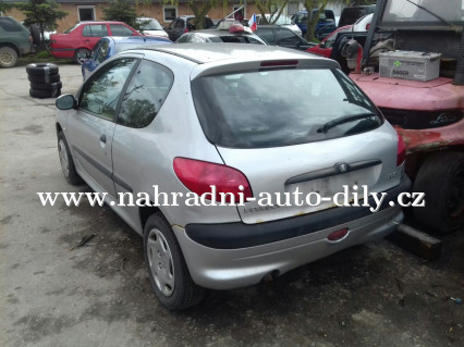 Peugeot 206 1.4hdi stříbrná na díly ČB / nahradni-auto-dily.cz