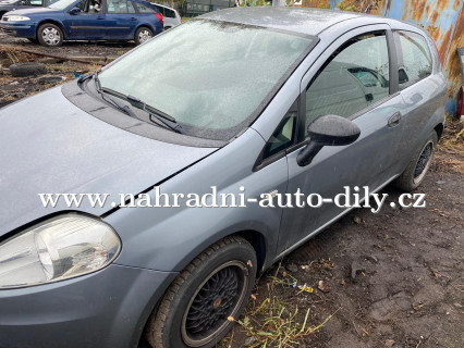 Fiat Grande Punto šedá na náhradní díly Pardubice / nahradni-auto-dily.cz